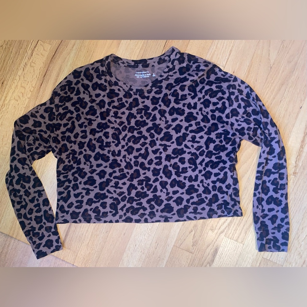 Women’s Small Cropped Long Sleeve Tee.